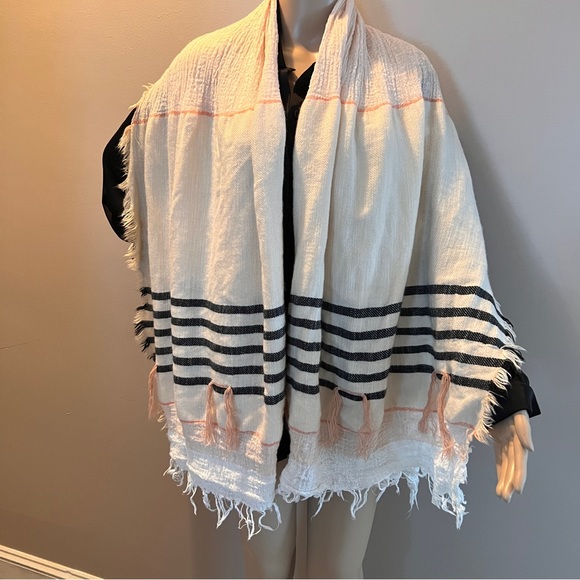 Oversized multi texture soft feel scarve/ wrap with fringe detail - Picture 1 of 8